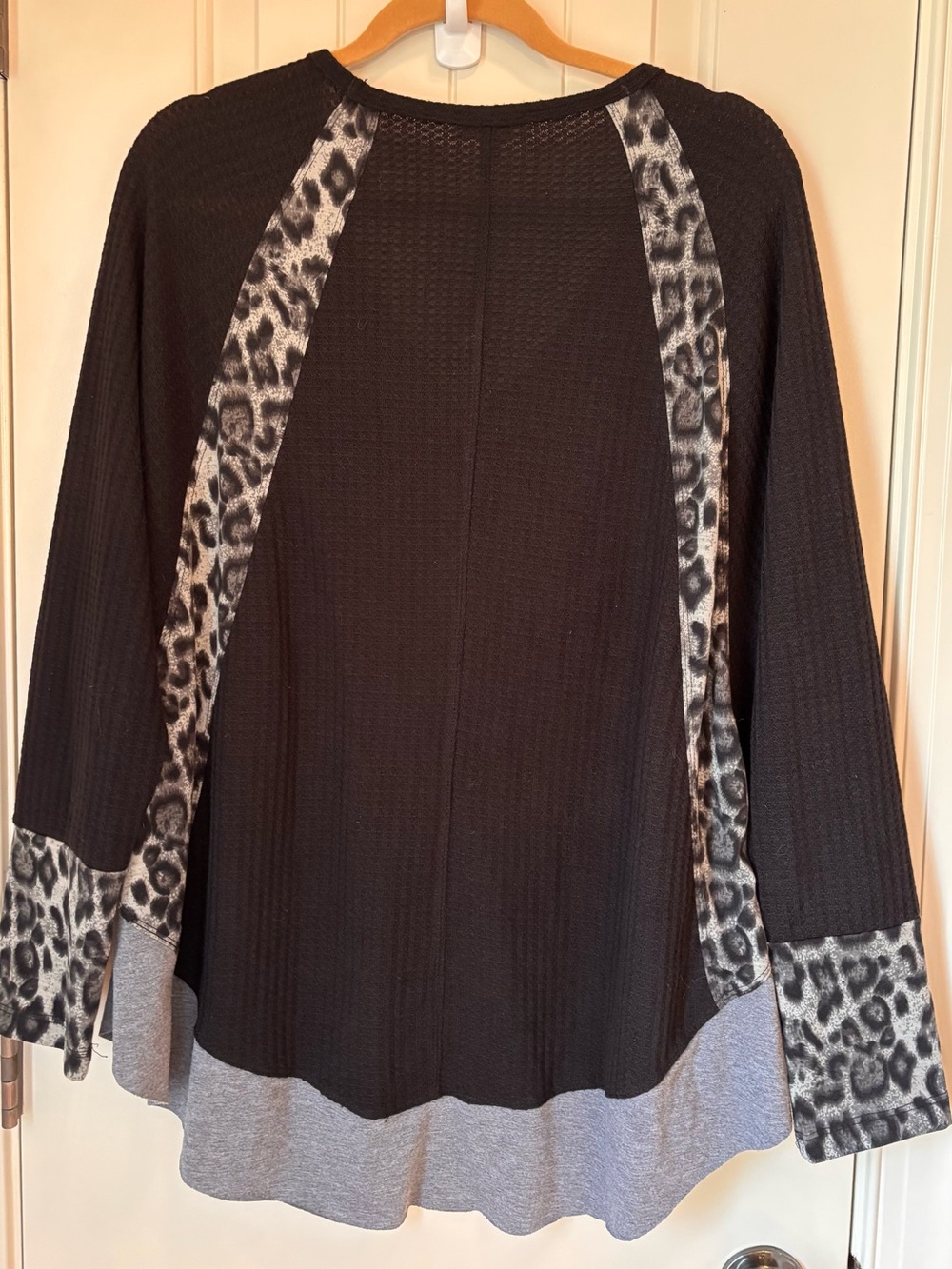 Umgee Black waffle knit Top with Gray Leopard print long sleeve women’s XL - Picture 2 of 2